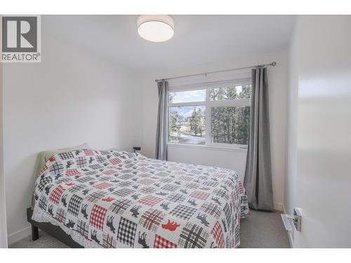 703 15A Crescent Unit# 15, Invermere, BC - Indoor Photo Showing Bedroom