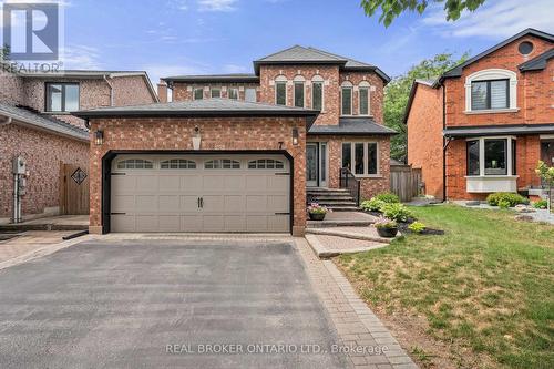 7 MAHOGANY COURT  Aurora, ON L4G 6M8