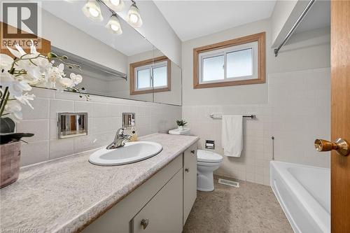 5 Mountbatten Drive, Hamilton, ON - Indoor Photo Showing Bathroom