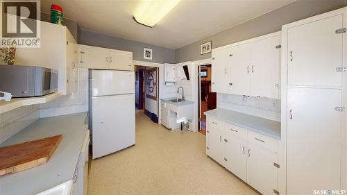 1517 Victoria Avenue, Regina, SK - Indoor Photo Showing Kitchen