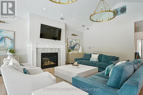 18 Harbour Way, Central Elgin (Port Stanley), ON - Indoor Photo Showing Living Room With Fireplace