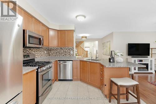 916 Burrows Gate, Milton, ON - Indoor Photo Showing Kitchen With Upgraded Kitchen