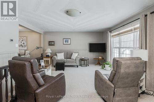 19 Maplegate Road, Tiny (Wyevale), ON - Indoor Photo Showing Living Room