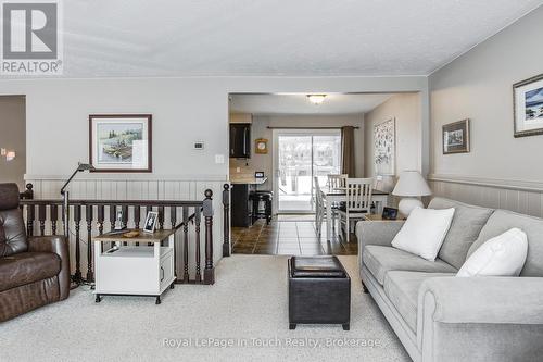 19 Maplegate Road, Tiny (Wyevale), ON - Indoor Photo Showing Living Room