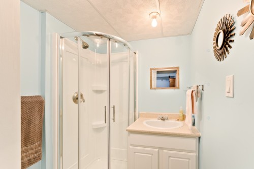 Salle de bains - 36 Rue De Barnston, Coaticook, QC - Indoor Photo Showing Bathroom