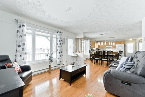 Salon - 36 Rue De Barnston, Coaticook, QC - Indoor Photo Showing Living Room