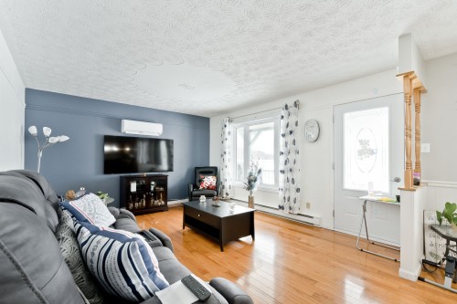 Salon - 36 Rue De Barnston, Coaticook, QC - Indoor Photo Showing Living Room