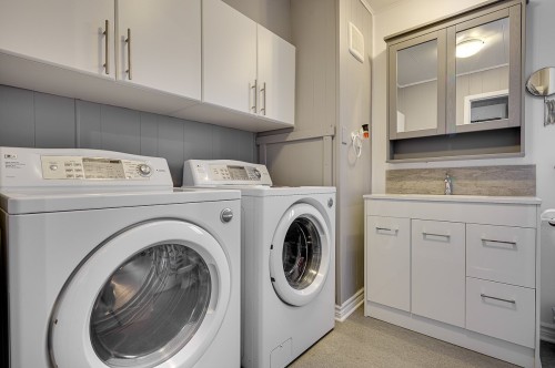 Bathroom - 924 Rue Claude, Saint-Sauveur, QC - Indoor Photo Showing Laundry Room