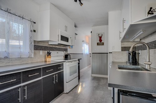 Kitchen - 924 Rue Claude, Saint-Sauveur, QC - Indoor Photo Showing Kitchen