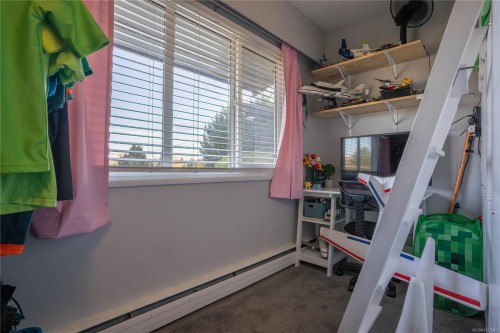 352 Burnside Rd West, Saanich, BC - Indoor With Storage