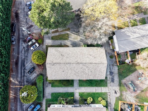 352 Burnside Rd West, Saanich, BC - Outdoor