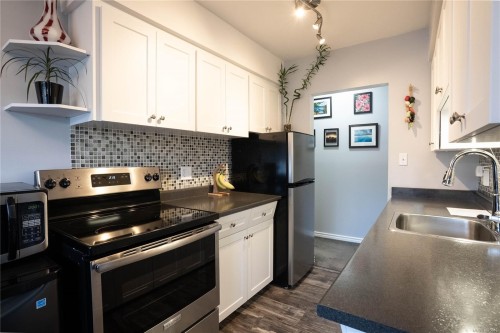 352 Burnside Rd West, Saanich, BC - Indoor Photo Showing Kitchen