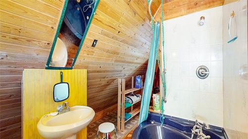 32 Waldie Road, Kimberley, BC - Indoor Photo Showing Bathroom