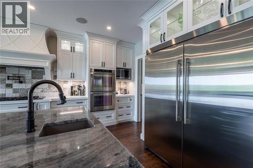 647 St Clair Parkway, St Clair, ON - Indoor Photo Showing Kitchen With Upgraded Kitchen