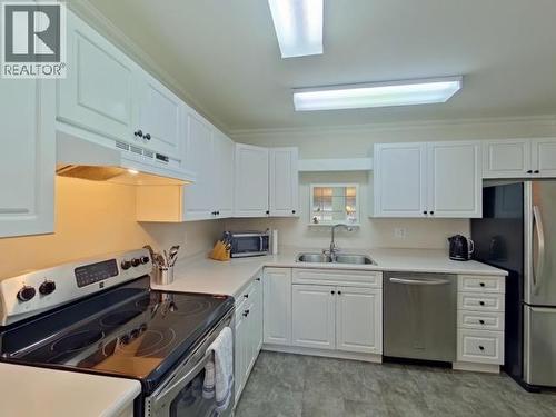 104-4685 Joyce Ave, Powell River, BC - Indoor Photo Showing Kitchen With Double Sink