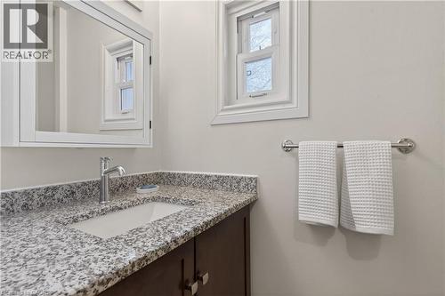 33 Oxford Street, Hamilton, ON - Indoor Photo Showing Bathroom