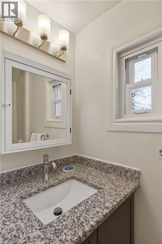 33 Oxford Street, Hamilton, ON - Indoor Photo Showing Bathroom