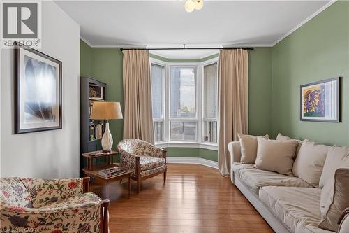 33 Oxford Street, Hamilton, ON - Indoor Photo Showing Living Room