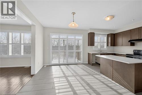 17 Larry Crescent, Caledonia, ON - Indoor Photo Showing Kitchen