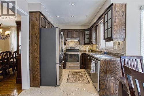 211 Rushdale Drive, Hamilton, ON - Indoor Photo Showing Kitchen