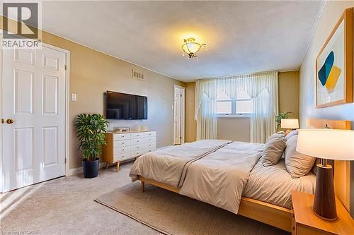 211 Rushdale Drive, Hamilton, ON - Indoor Photo Showing Bedroom