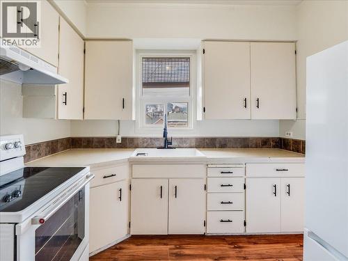 1706 Fourth Avenue, Trail, BC - Indoor Photo Showing Kitchen