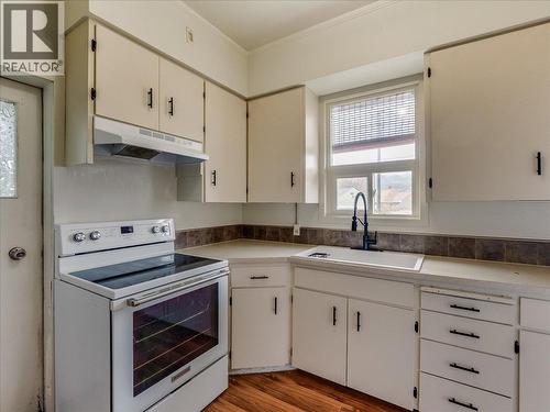 1706 Fourth Avenue, Trail, BC - Indoor Photo Showing Kitchen