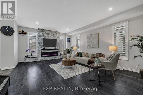 297 Thomas Slee Drive, Kitchener, ON - Indoor Photo Showing Living Room