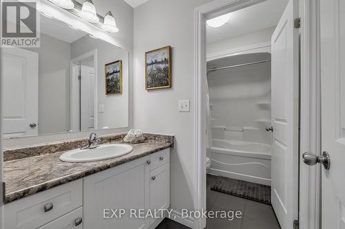 297 Thomas Slee Drive, Kitchener, ON - Indoor Photo Showing Bathroom