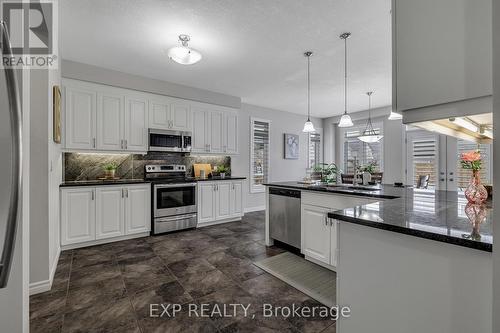 297 Thomas Slee Drive, Kitchener, ON - Indoor Photo Showing Kitchen With Upgraded Kitchen