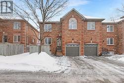 45 SANDLEWOOD COURT  Aurora, ON L4G 7N2