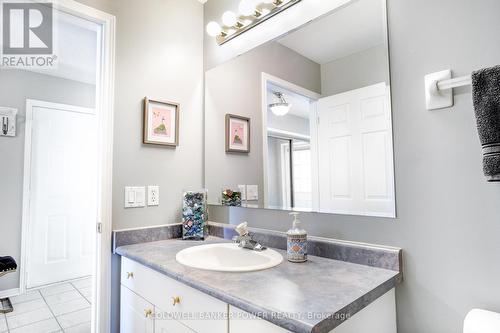 17 - 1337 Commissioners Road W, London South (South B), ON - Indoor Photo Showing Bathroom