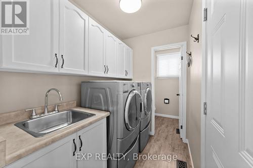 111 Roundhill Court, London South (South T), ON - Indoor Photo Showing Laundry Room