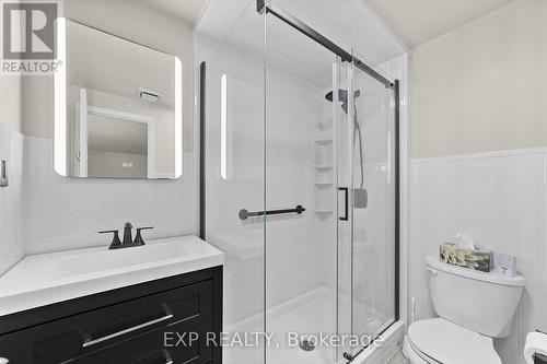 111 Roundhill Court, London South (South T), ON - Indoor Photo Showing Bathroom