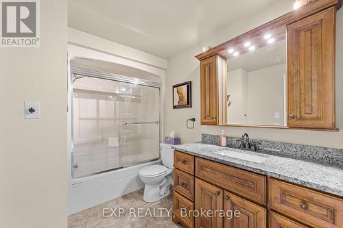 111 Roundhill Court, London South (South T), ON - Indoor Photo Showing Bathroom