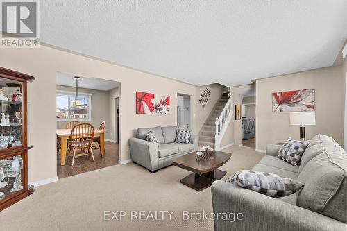 111 Roundhill Court, London South (South T), ON - Indoor Photo Showing Living Room