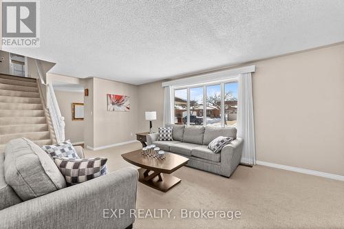 111 Roundhill Court, London South (South T), ON - Indoor Photo Showing Living Room