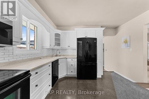 111 Roundhill Court, London South (South T), ON - Indoor Photo Showing Kitchen
