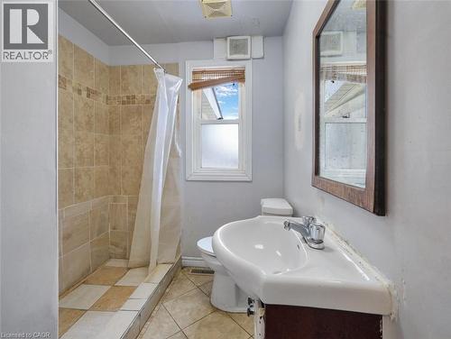 28 West 3Rd Street, Hamilton, ON - Indoor Photo Showing Bathroom
