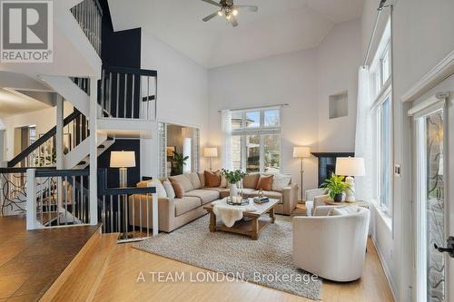15 Bayside Court, London East (East D), ON - Indoor Photo Showing Living Room