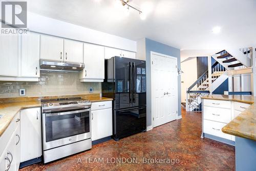 15 Bayside Court, London East (East D), ON - Indoor Photo Showing Kitchen