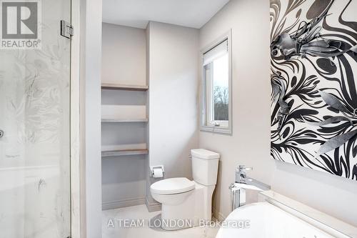 15 Bayside Court, London East (East D), ON - Indoor Photo Showing Bathroom