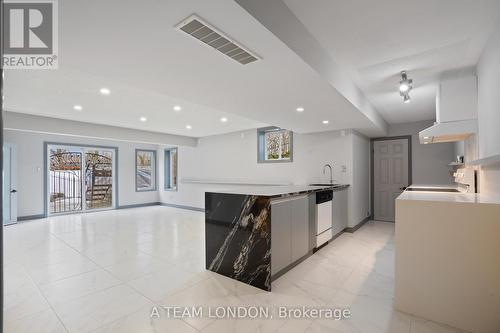15 Bayside Court, London East (East D), ON - Indoor Photo Showing Kitchen