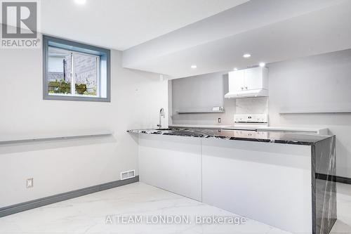 15 Bayside Court, London East (East D), ON - Indoor Photo Showing Kitchen