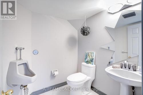 15 Bayside Court, London East (East D), ON - Indoor Photo Showing Bathroom