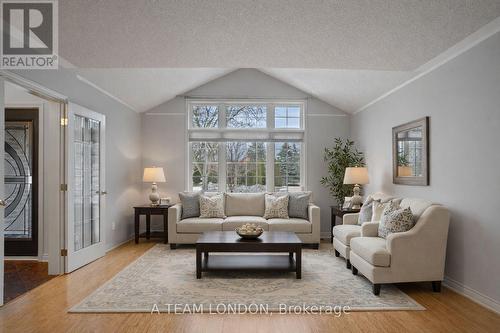 15 Bayside Court, London East (East D), ON - Indoor Photo Showing Living Room