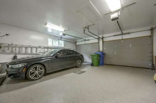 Garage - 19 Rue Raffles, Hudson, QC - Indoor Photo Showing Garage