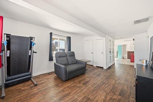 Salon - 525 10E Rang E., Saint-Nazaire-D'Acton, QC - Indoor