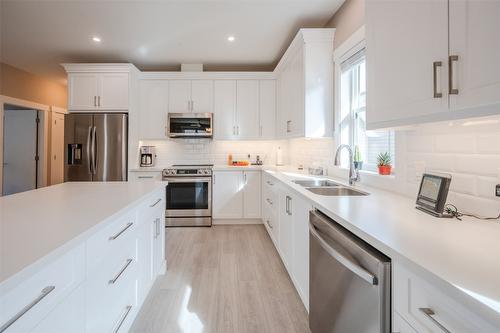 389 10Th Avenue, Keremeos, BC - Indoor Photo Showing Kitchen With Double Sink With Upgraded Kitchen