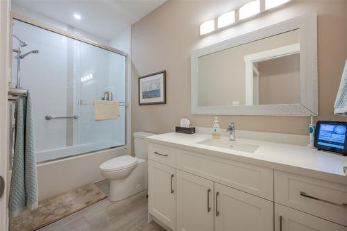 389 10Th Avenue, Keremeos, BC - Indoor Photo Showing Bathroom